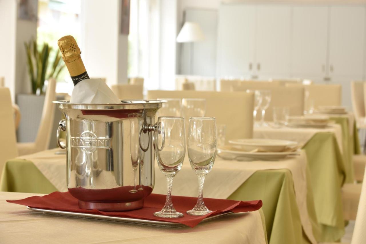 Hotel Ristorante La Marina Mhotelsgroup サン・バルトロメーオ・アル・マーレ エクステリア 写真