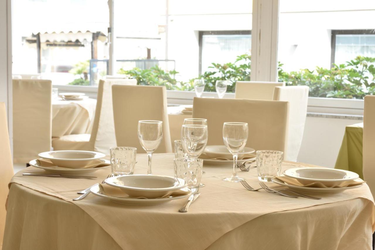 Hotel Ristorante La Marina Mhotelsgroup サン・バルトロメーオ・アル・マーレ エクステリア 写真