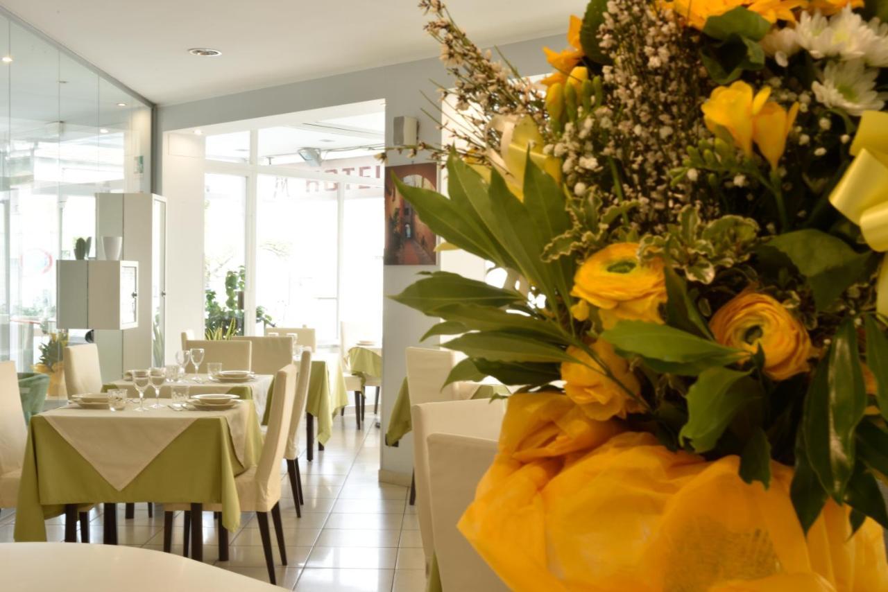 Hotel Ristorante La Marina Mhotelsgroup サン・バルトロメーオ・アル・マーレ エクステリア 写真