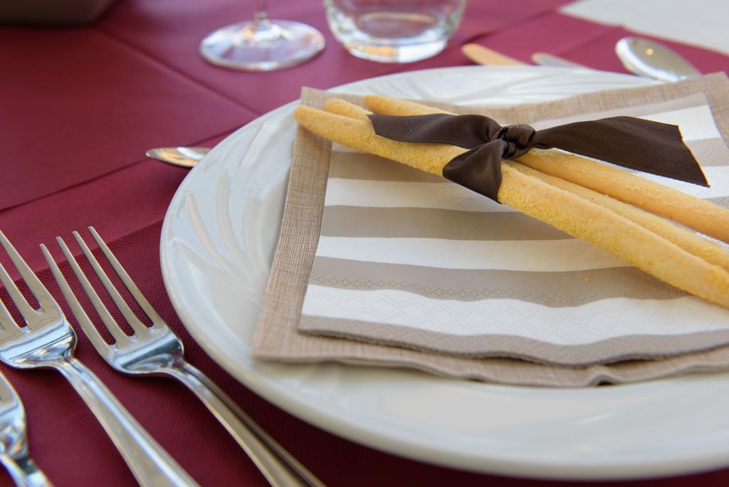 Hotel Ristorante La Marina Mhotelsgroup サン・バルトロメーオ・アル・マーレ エクステリア 写真