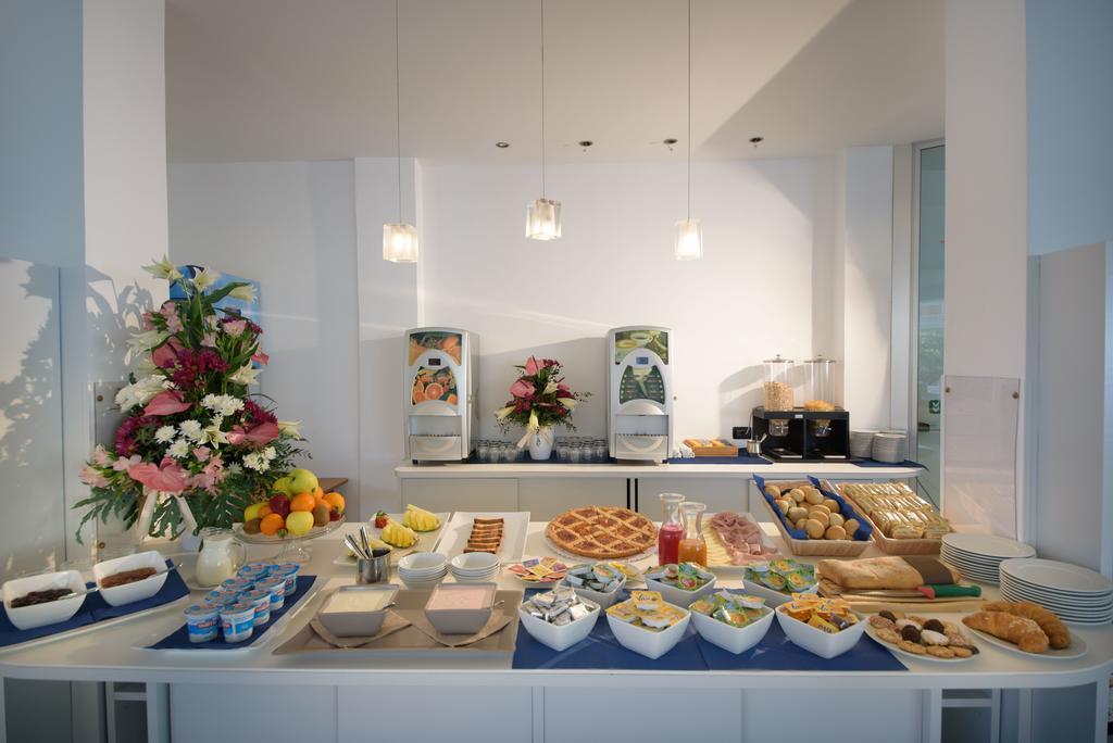 Hotel Ristorante La Marina Mhotelsgroup サン・バルトロメーオ・アル・マーレ エクステリア 写真